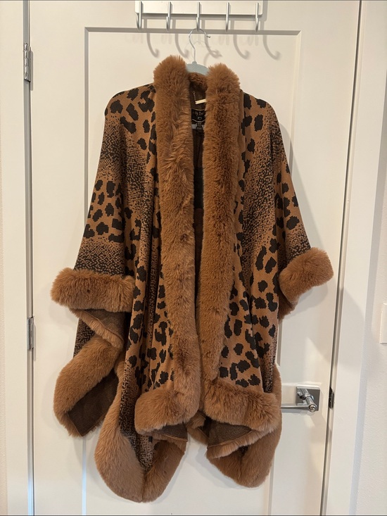 kathy ireland Jackets & Blazers - Kathy Ireland Faux Fur Leopard Cape